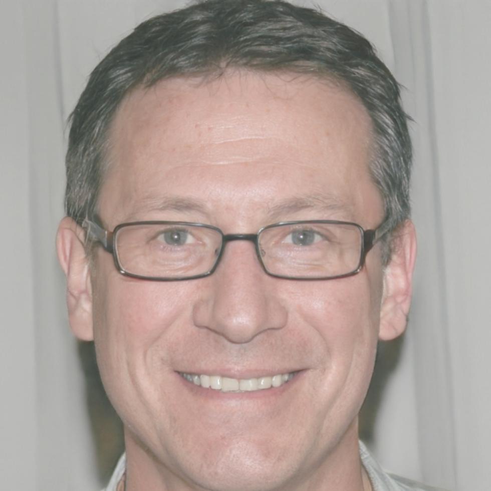 Выпускник программы демонстрирует свою работу в области коммерческой фотографии