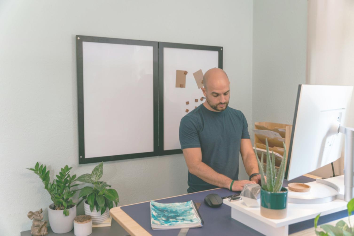 Студенты за работой в современной фотостудии